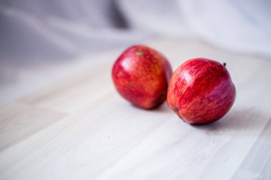 hafif bir arka plan üzerinde iki kırmızı elma