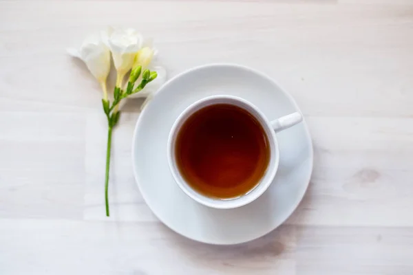 fincan çay ve beyaz Frezya çiçek