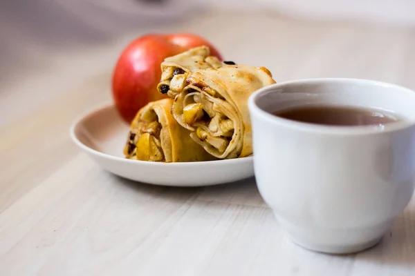 Tasse Tee Apfelstrudel Roter Apfel — Stockfoto