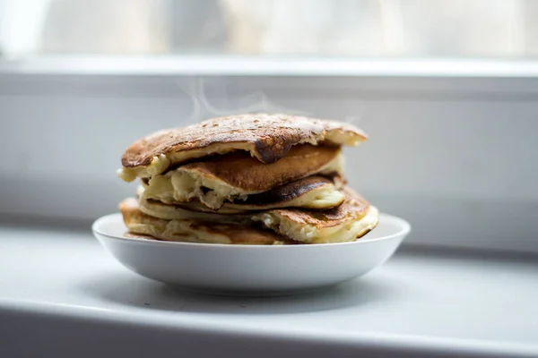 Frische Pfannkuchen Auf Einer Untertasse Dampf Über Pfannkuchen — Stockfoto