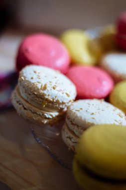 küçük kek çok renkli makarna