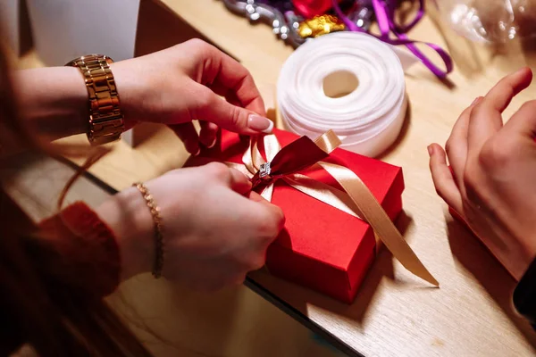 Kadınlar hediye paketler.