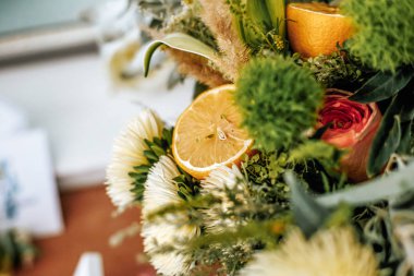 asters, gül ve limon buketi