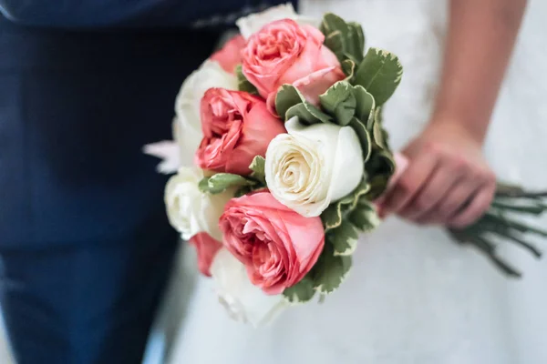 Bride Holds Bouquet White Pink Roses — Stock Photo, Image