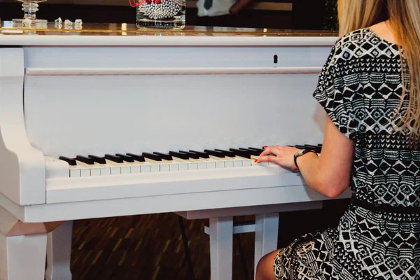 Mulher Tocando Piano — Fotografia de Stock