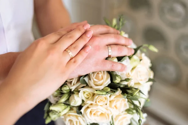 Newlyweds Demonstrate Wedding Rings Bouquet Roses — Stock Photo, Image