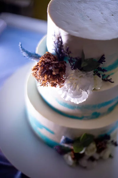 파란색 배경에 꽃으로 파란색 반점이있는 케이크 — 스톡 사진