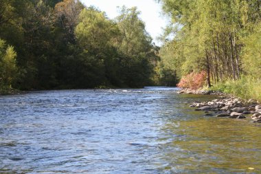 sakin dağ nehri, dağlar arasında nehir, dağlara karşı nehir