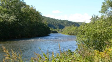sakin dağ nehri, dağlar arasında nehir, dağlara karşı nehir