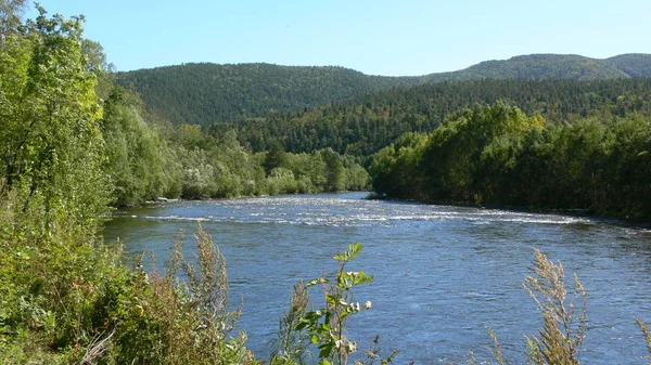 平静的山河 山间的河流 对山的河流 — 图库照片