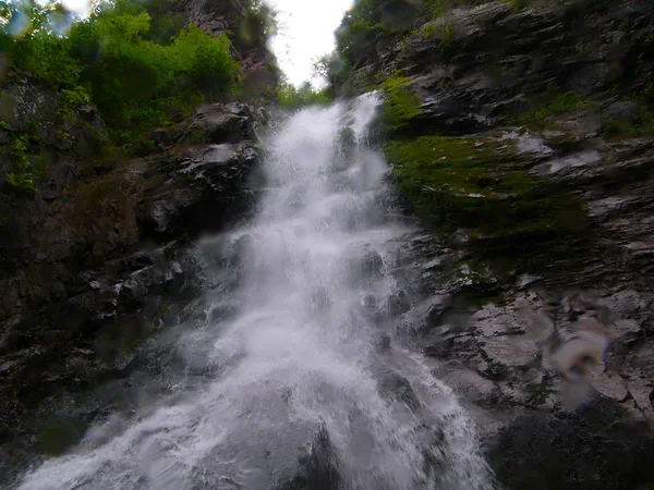 Cachoeira Nas Montanhas Rio Montanha Com Uma Cachoeira — Fotografia de Stock