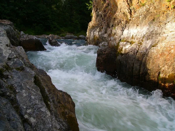 Mountain River Stroomversnellingen Rapid River Tussen Rotsen — Stockfoto