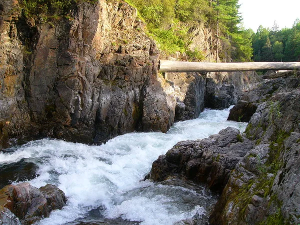 Mountain River Stroomversnellingen Rapid River Tussen Rotsen — Stockfoto