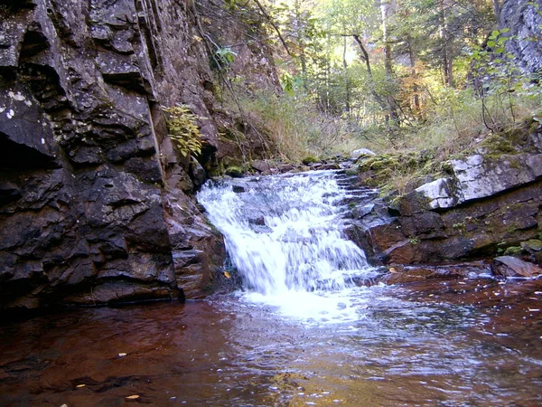 Río Montaña Rápidos Río Rápido Entre Las Rocas —  Fotos de Stock