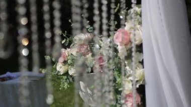 rüzgarda sallanan kristal boncukarkasında çiçekler