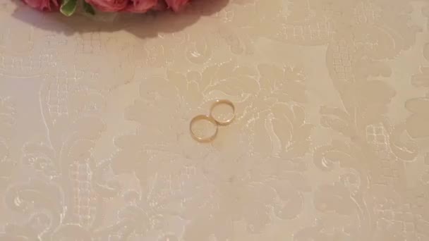 Transição Câmera Anéis Casamento Para Buquê Noiva — Vídeo de Stock