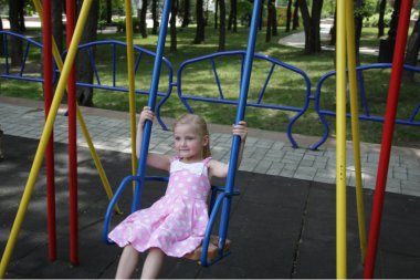 beyaz büyük polka-nokta pembe bir elbise kız bir salıncak sürme