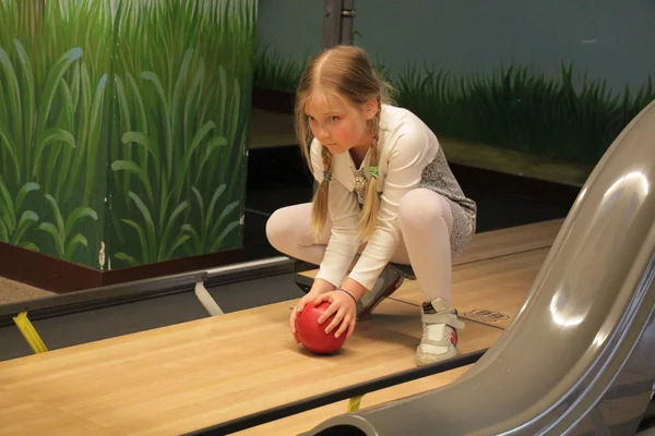 kız kırmızı bir top ile bowling oynuyor