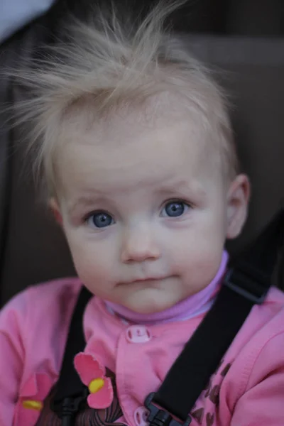 Elektrikli Saçlı Pembe Takım Elbiseli Küçük Kız Gülümsüyor Yüzler Yapıyor — Stok fotoğraf