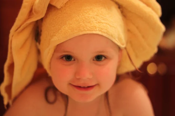 Menina Depois Tomar Banho Com Uma Toalha Amarela Enrolado Torno — Fotografia de Stock