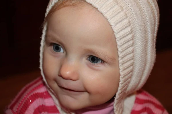 Niña Capó Ríe Hace Caras Retrato — Foto de Stock