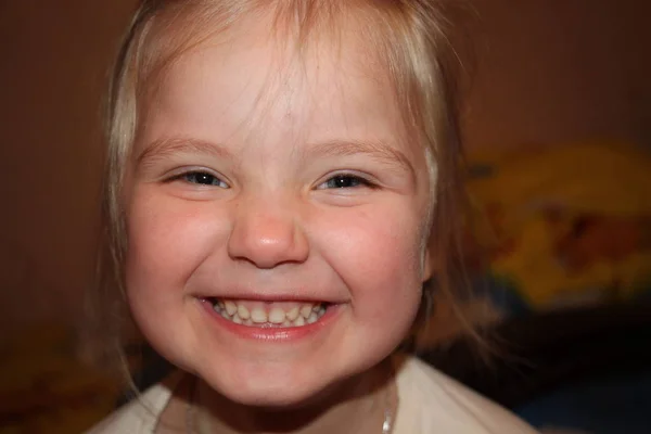 小さな女の子が笑い 顔を作る 肖像画 — ストック写真