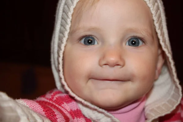 Niña Capó Ríe Hace Caras Retrato — Foto de Stock