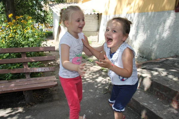 Two Girls Play Laugh Bench Garden — Stock Photo, Image