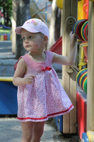 Una Chica Vestido Rosa Una Gorra Juega Patio —  Fotos de Stock