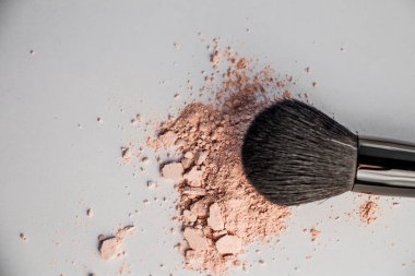 kozmetik toz slayt ve siyah makyaj fırçası