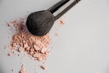 kozmetik toz slayt ve siyah makyaj fırçası