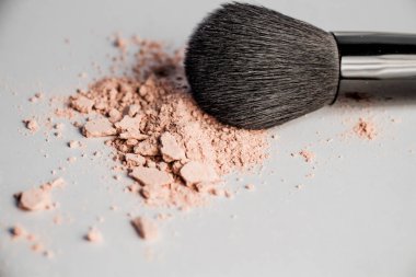 kozmetik toz slayt ve siyah makyaj fırçası