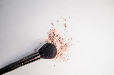 kozmetik toz slayt ve siyah makyaj fırçası
