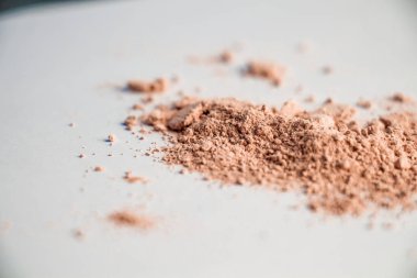 kağıt beyaz bir levha üzerinde kozmetik toz slayt