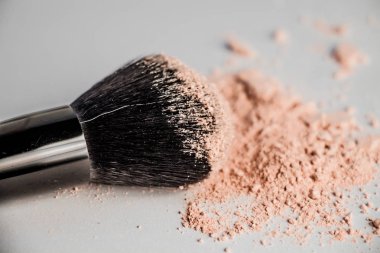 kozmetik toz slayt ve siyah makyaj fırçası