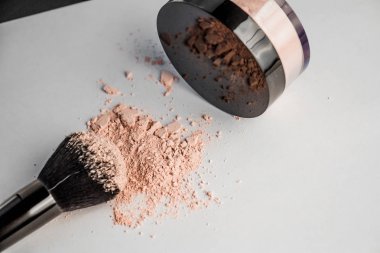 toz tepe, siyah makyaj fırçası, kenarında yatan toz bir kavanoz