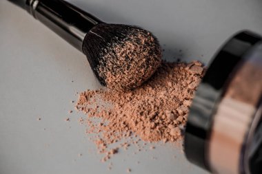 toz tepe, siyah makyaj fırçası, kenarında yatan toz bir kavanoz