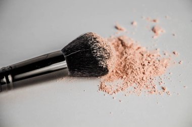 kozmetik toz slayt ve siyah makyaj fırçası