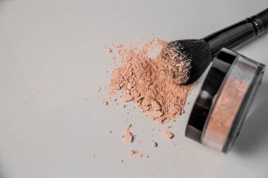 toz tepe, siyah makyaj fırçası, kenarında yatan toz bir kavanoz