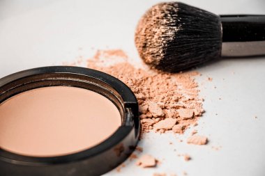açık toz kutu, siyah makyaj fırçası, toz tepe