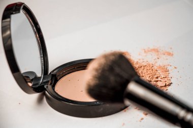 açık toz kutu, siyah makyaj fırçası, toz tepe