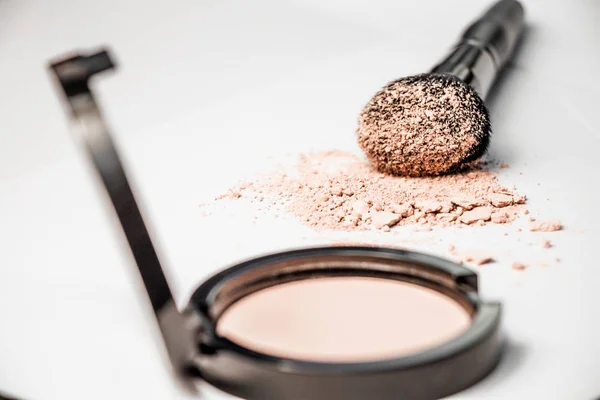 açık toz kutu, siyah makyaj fırçası, toz tepe