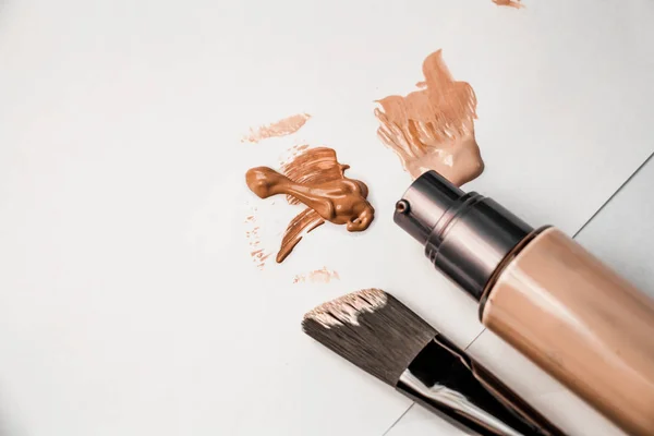 vakıf ve siyah makyaj fırçası