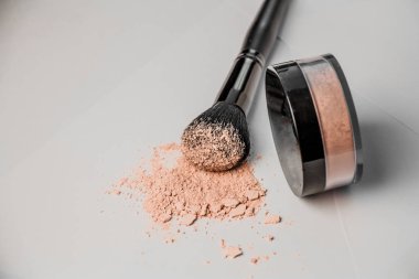 toz tepe, siyah makyaj fırçası, kenarında yatan toz bir kavanoz