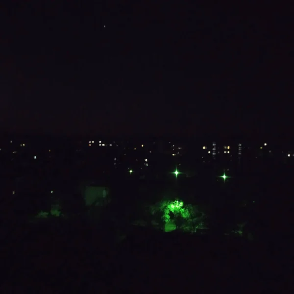夜の街 高層ビルの窓の光 木を照らす提灯 — ストック写真