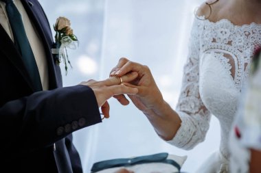 gelin nişanlısı bir alyans koyar