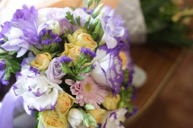 gül ve diğer çiçekler gelin buket