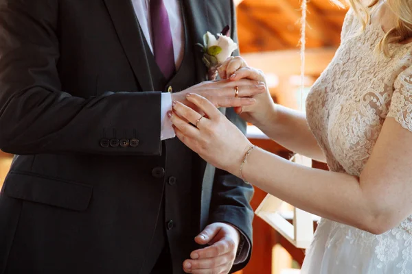 Bride Puts Wedding Ring Her Fiance — Stock Photo, Image