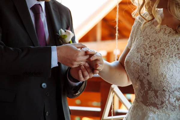Noivo Coloca Uma Aliança Casamento Noiva — Fotografia de Stock
