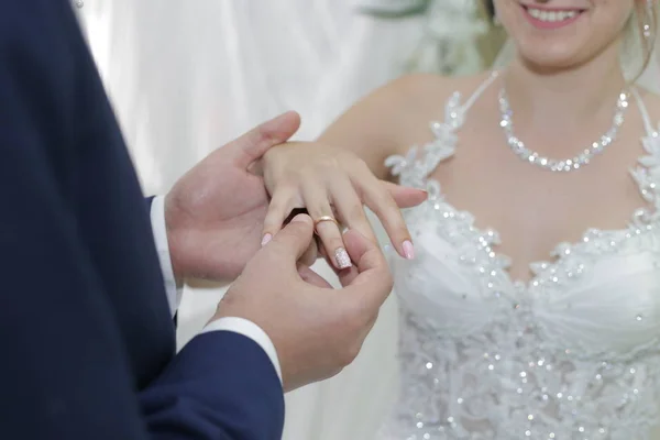 Noivo Coloca Uma Aliança Casamento Noiva — Fotografia de Stock